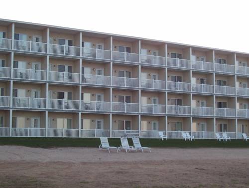 Mackinaw Beach and Bay Inn & Suites 