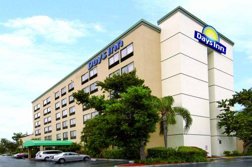 Days Inn Airport - Cruise Port South 