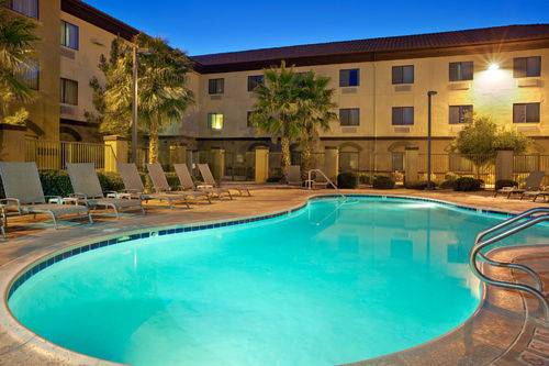 Holiday Inn Express Hotel & Suites Barstow 