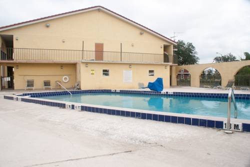 Goldstar Inn & Suites 