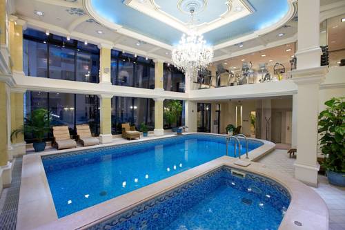 Queen's Court Hotel & Residence 