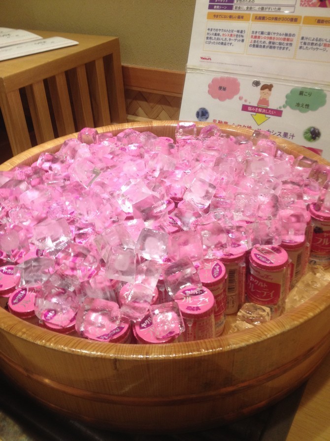 后来半夜去泡的时候发现雪糕被吃完了，变成养乐多了，蓝莓味的。