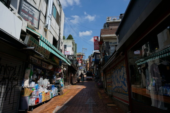 你没看错这是一个坡，我们的民宿在山上，山下就是酒吧，餐馆跟各种杂货店，不过好在山上隔音效果好，山下闹得再欢，山上一点都听不到。。。 就是苦了每天的上山下山 