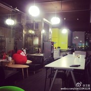 自助服务区，早上提供简单的免费早餐，吐司+水果  