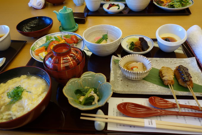 那天酒店的早餐是和式的，那个粥是甲鱼杂炊。豆乳布丁和胡麻豆腐也十分不错。。