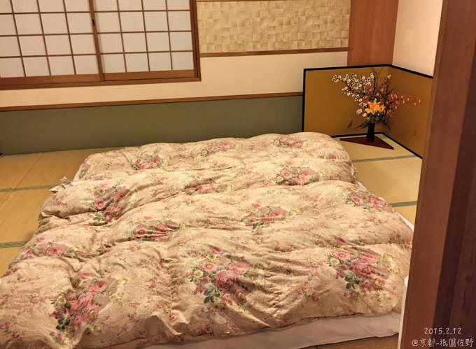 一进屋看到榻榻米上铺好的软软的被子，瞬间觉得好困啊。