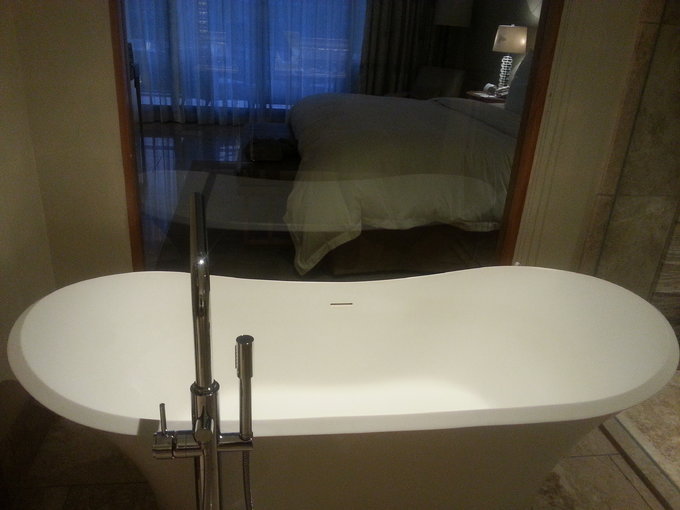 卫生间超级大哦，光看左右两个洗脸池就够大气了，还有豪华大浴缸都让人不想离开酒店了呢····