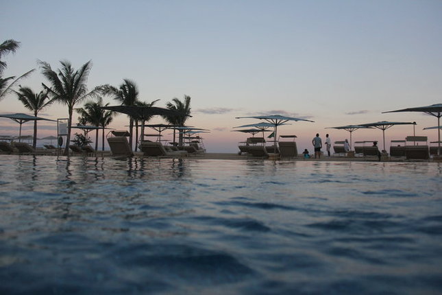 关键是游泳池的水很温暖，晒了一天的太阳最适宜的时间就是下午4点左右去泳池，太阳也晒不到，还能在泳池里泡泡很舒服哦，在泳池两边都配置了遮阳伞和小桌子，给你放东西，服务生还时不时送点水果来让你品尝，让人心情舒畅，赏心悦目。