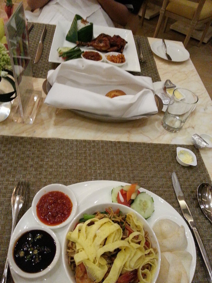 晚上在酒店西餐厅吃的很美味的印尼炒面，很喜欢的味道，不辣但很好吃