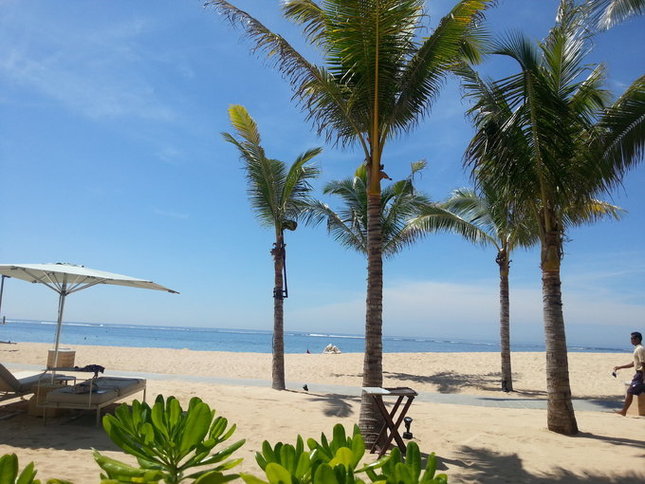 接下来就是沙滩了，大家都说巴厘岛的沙滩就是努沙杜瓦的最干净这一点也没错，不止干净还没什么人酒店离连国人都没见过，非常安静悠闲的欣赏着夕阳西下，看着太阳慢慢从海边消失，此情此景非常之美妙