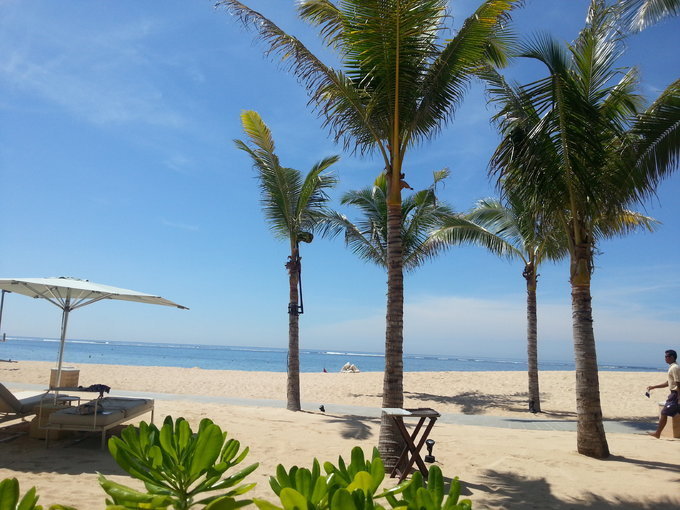 接下来就是沙滩了，大家都说巴厘岛的沙滩就是努沙杜瓦的最干净这一点也没错，不止干净还没什么人酒店离连国人都没见过，非常安静悠闲的欣赏着夕阳西下，看着太阳慢慢从海边消失，此情此景非常之美妙