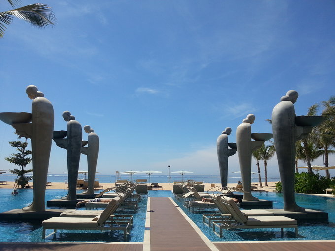 穆里亚酒店的沙滩和泳池，最喜欢他的泳池一点不拥挤，很低调的感觉，每一处的细节都彰显出奢华和优雅。