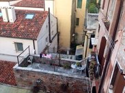 起床再次审视了一下房间，比晚上略好，但还是此生住过史上第二不能忍的房间！好奇开了一下窗户，唉～好吧，还是有一点点水乡style的