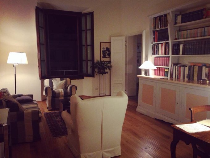 气派的大厅，首先被墙上的书架震惊了！