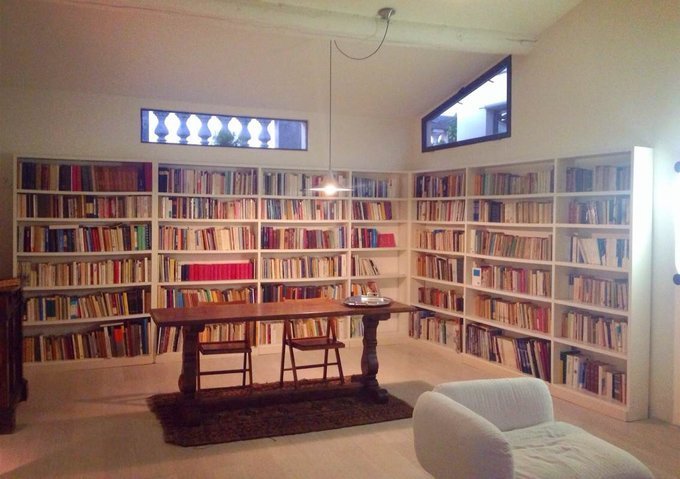 二楼的起居室也是书房！！我开始怀疑那么多数是不是真的了。。。