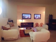 然后带我们来得小哥得意地说这两个可以看见风景的窗！他说一定要坐在沙发上看！所以远方那是托斯卡纳的山吗？