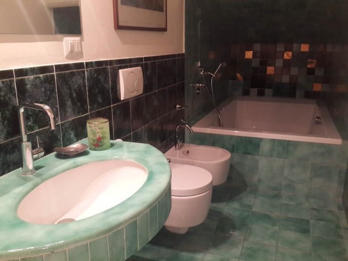 一共两个卧室三个卫生间阿！有种变身壕的错觉～