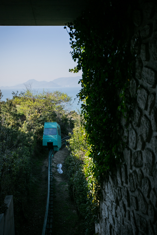 因为住的是Oval，山顶别馆，所以需要乘坐一段单轨小缆车（单程4分钟），你可以利用者4分钟的时间，好好的看一看静谧的濑户内海~