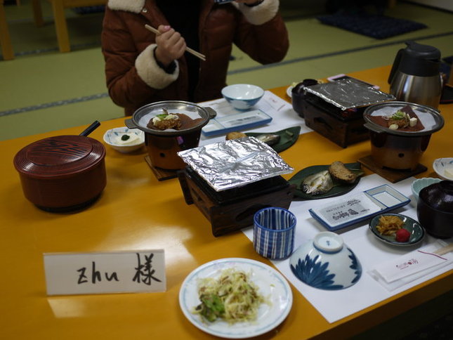 旅店的早餐是8点30分开始，一边吃着早饭一边欣赏外面的雪景，也是别有情趣。