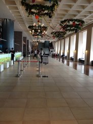 酒店一楼大堂CHECK IN 柜台边上一些就是门票购买点。