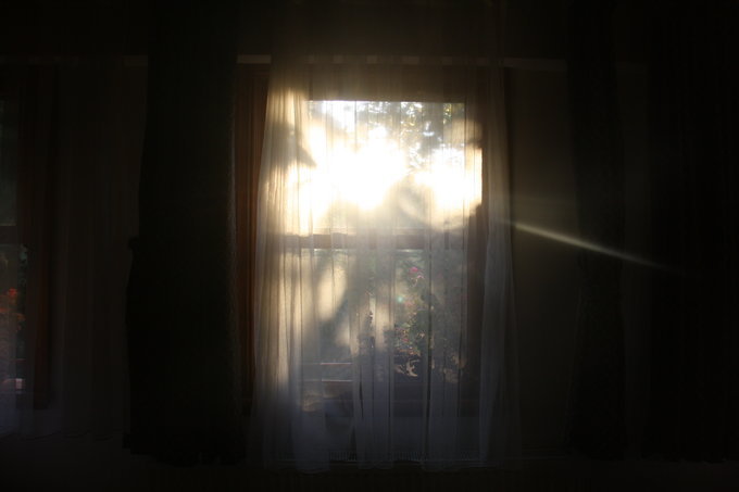 一大早就又这么明媚的阳光洒进来，心情是该有多美好~~ 