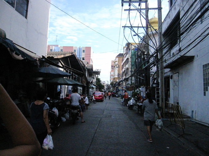 酒店附近的街道，别看街道好像不怎么样，晚上可是很多街边小吃的，便宜又好吃，绝对爱上这条路