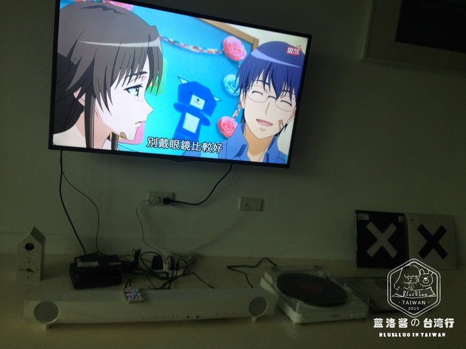 我迫不及待的打开电视~~我勒个去~~~中华电信MOD~~ 300多个台~~还有18X！！！ 可是被房东锁上了！！！！