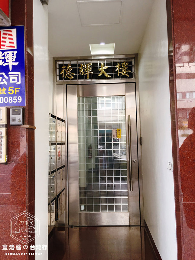 公寓大门留念~~