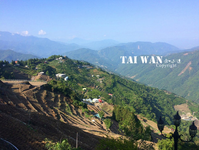 青山连绵，这里没有磅礴大气的险峻山峰，只有小桥流水般的寂静清爽