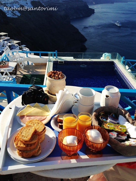 希腊的酸奶看着好像芝士一样的，没有什么味道。酸酸的，一点甜味都没有。之前在雅典机场就买了一杯来吃，觉得不好吃，吃几口就吃不下去了。到今天我才知道，希腊酸奶配蜂蜜那才是一绝，蜂蜜的甜度刚好中和酸奶的酸味，拌着蜂蜜的香味，混合酸奶的奶味，那味道真是一流的。以后亲们到圣托里尼吃酸奶，一定要倒多多的蜂蜜进去~~~~那叫一个爽！！！

老外的体质真不是盖的，这样冷的天他们照样灌冰水，那橙汁是新鲜橙子炸的，但是是冰的，喝完浑身发抖就是了。其实东西倒是不多，反而给我们的那个牛油啊、蜂蜜啊还有各种果酱啊，就塞得好多，那篮子挺大的，装得很满。后来我们吃不完，全都打包塞到行李箱里面带回去了。