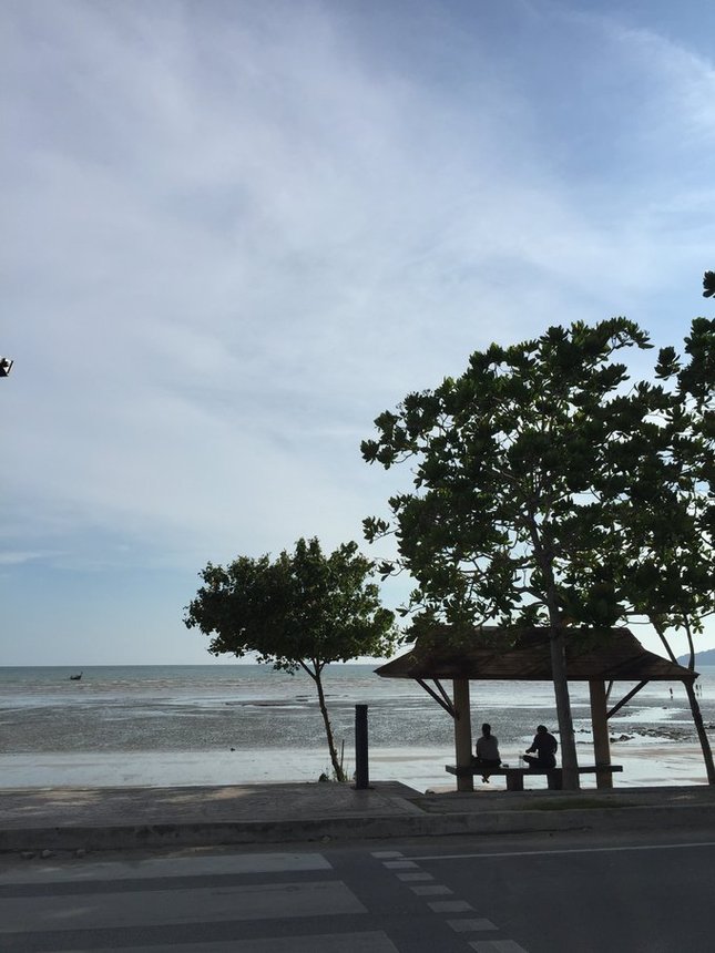 酒店对面就是奥南海滩，海水沙滩真的一般般，不过有长尾船，可以直接包船出海。