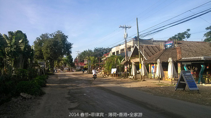 酒店门前的路，通往Alona Beach海滩边