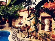 迷你泳池虽不具备游泳的功能，但是作为点缀使整个院子增色不少