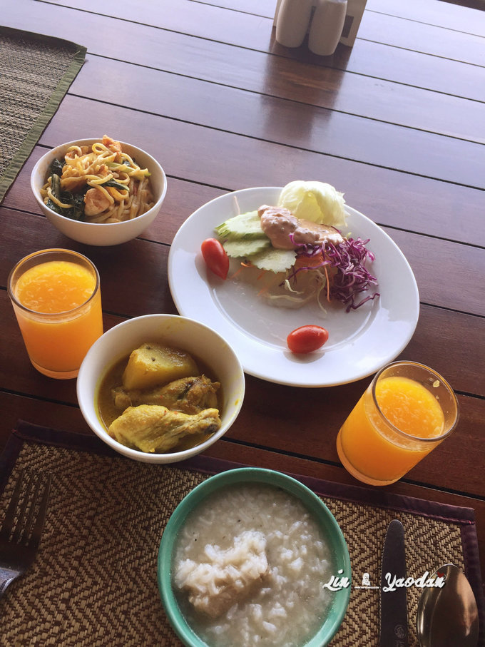 最后一天的露天早餐，美味的咖喱土豆鸡太好吃，排骨熬的鲜粥也是炒鸡美味。