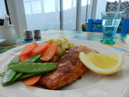 不到6点，楼主还没吃晚餐。South Aran的老板专程给我做了一顿鱼。这块鱼是我在爱尔兰吃过最美味的一餐，可惜我手贱把柠檬挤上去了，味道瞬间打折扣。。。
