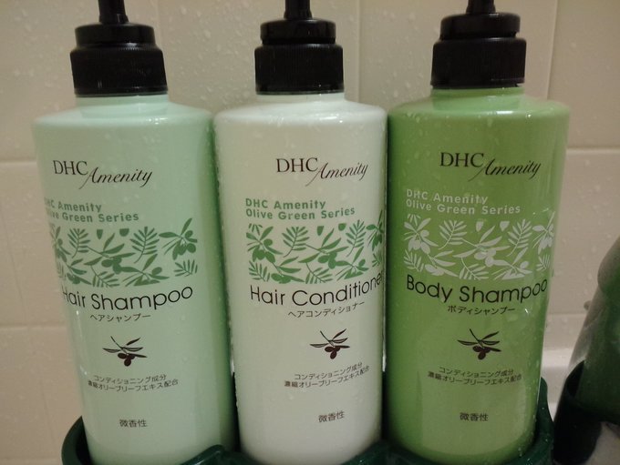 但是！他家浴室摆的这套DHC的洗护用品很好用！可惜转遍札幌JR站附近的商场也木有找到~ 这次去东京也木有看到过···· 
