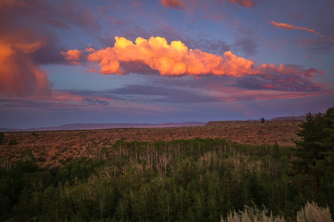 在平台上欣赏着Mono Lake的夕阳