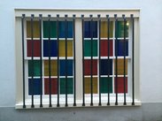 当需要使用彩色的时候，通常会使用安静的色彩，而不是热带那种cheap的颜色。