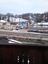 酒店窗外就是火车站，但因为窗户密封好且相隔一条小河，一点儿都不吵
